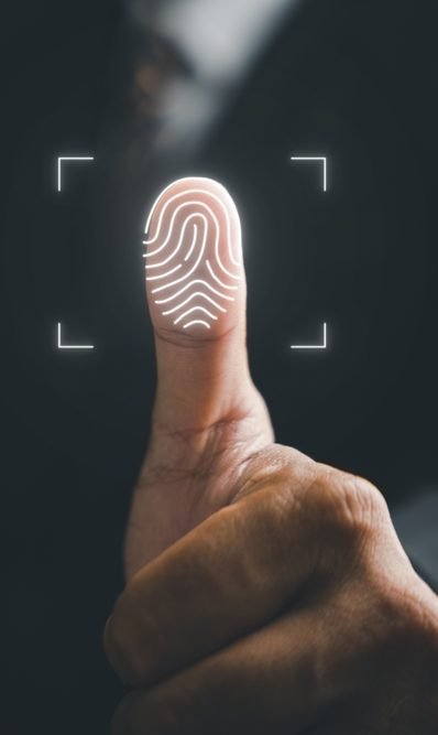 photographie d'un pouce mettant en avant l'empreinte digitale, véritable nouveauté impulsée dans l'authentification biométrique de la norme FIDO2